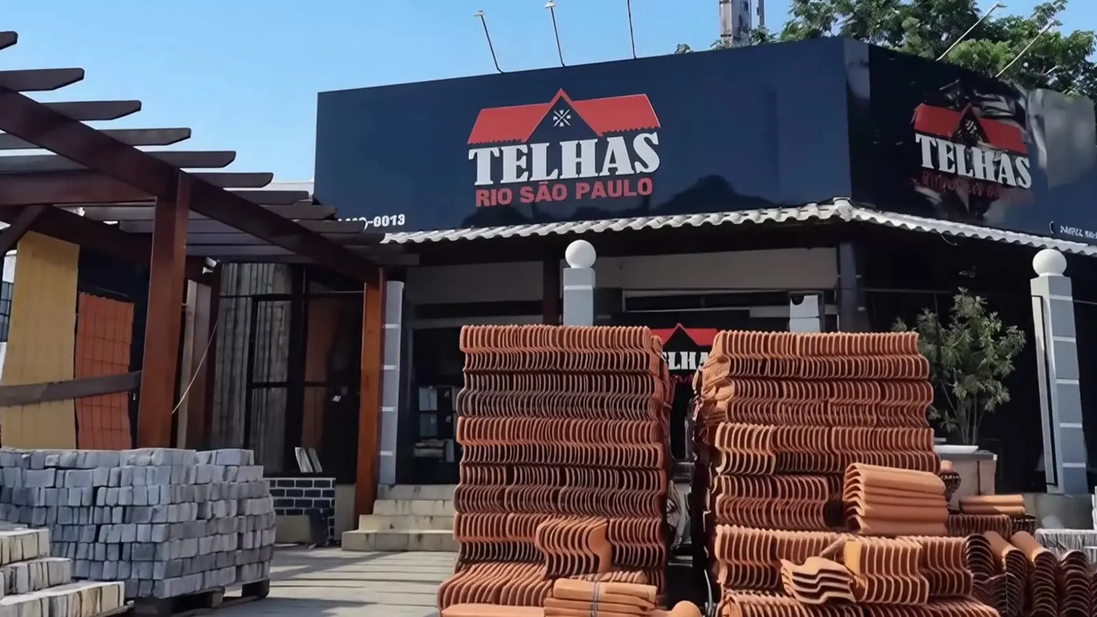 Fachada da Telhas Rio São Paulo com telhas cerâmicas empilhadas no pátio